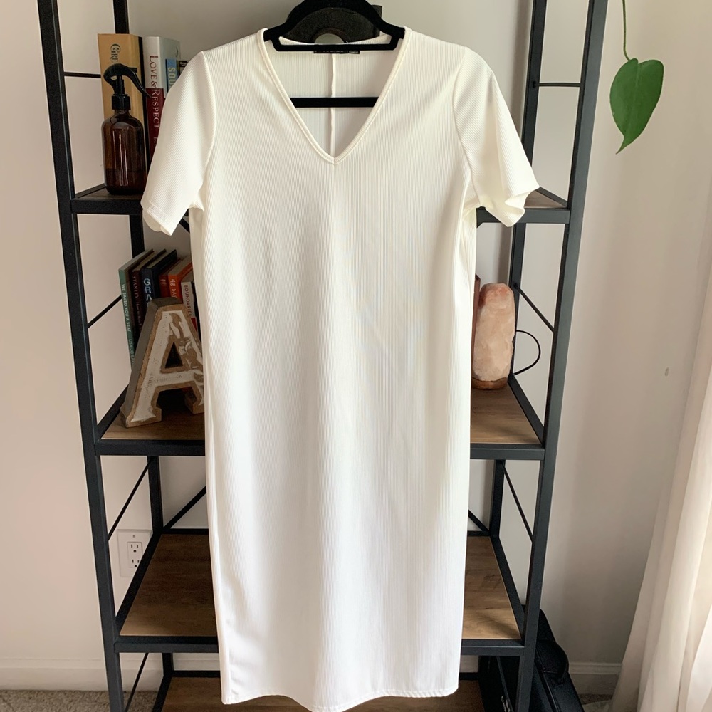 MIDI, white, short sleeve, body con dress.